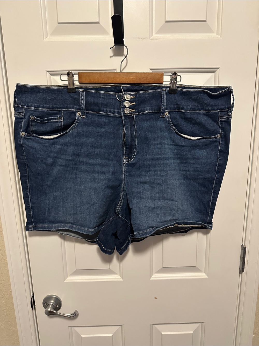 torrid Dark Indigo Triple-Button Mid-Rise Denim Shorts